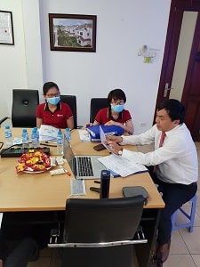 Tiến Sĩ Nguyễn Hiệp xem xét từng tiêu chí trong buổi thực hành đánh giá viên nội bộ ISO 9001