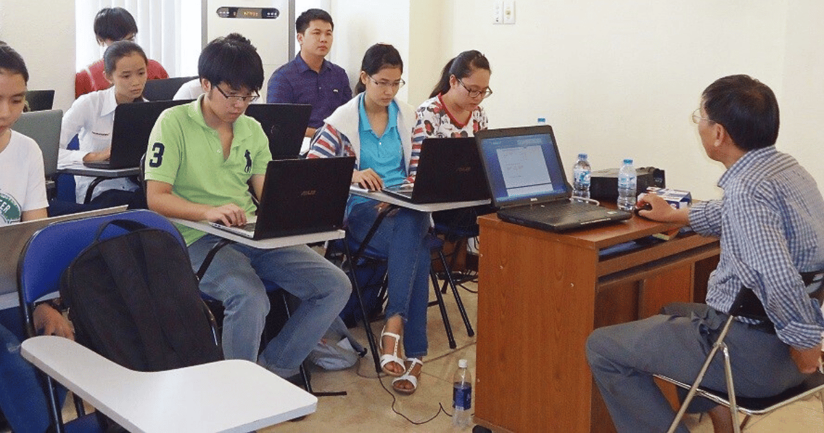 Thực hành trên máy tính với sự chỉ dẫn từng bước của giảng viên.