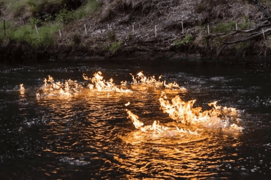 Các đám cháy có thể cháy trên nước và lan rộng hơn