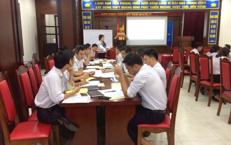 Lãnh đạo VNPT tiếp tục thảo luận phân tích về các vấn đề trong buổi đào tạo